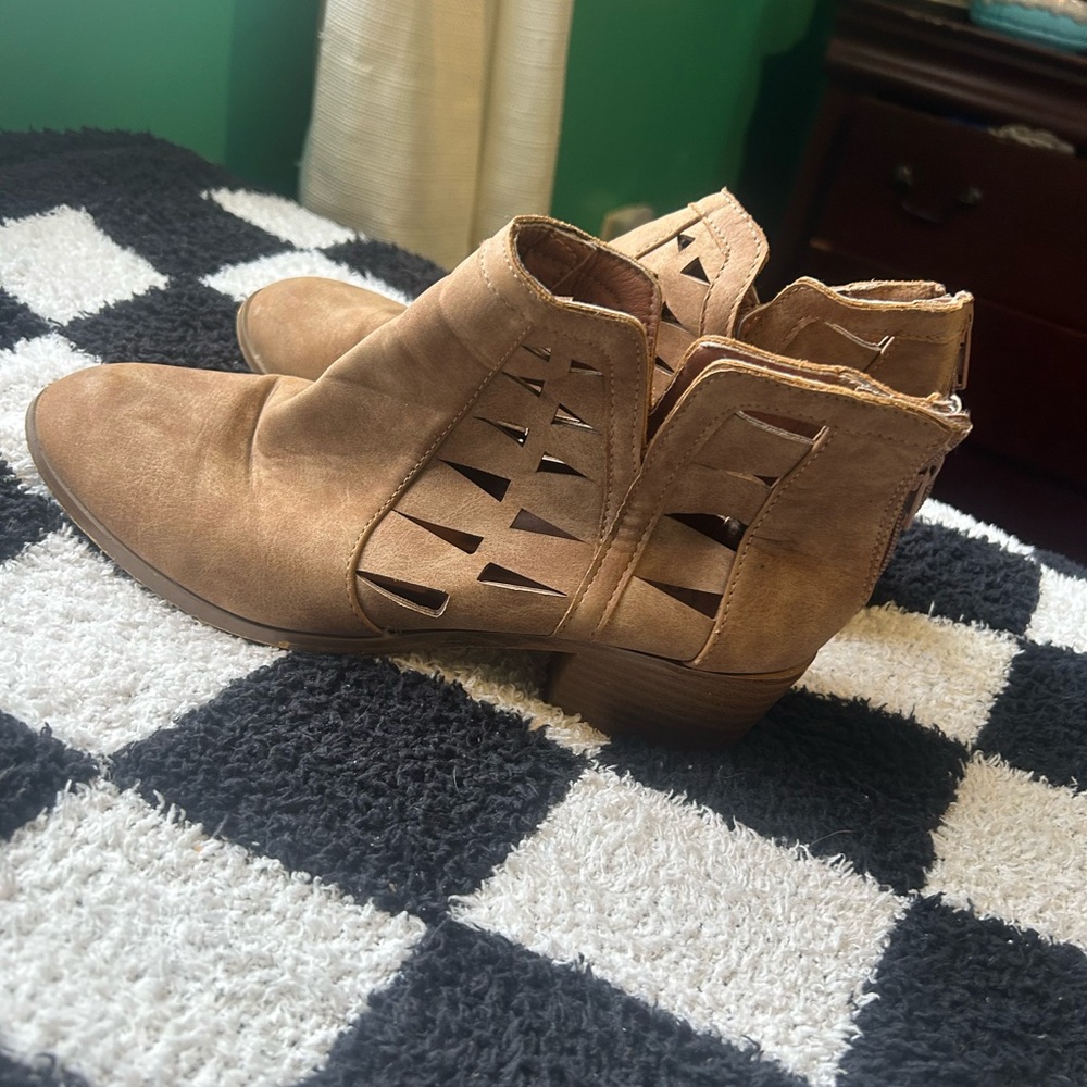 Tan woman’s boots